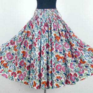 schwingende Rock aus der JOYVITA-Kollektion: bunte Blumen auf Weiß
