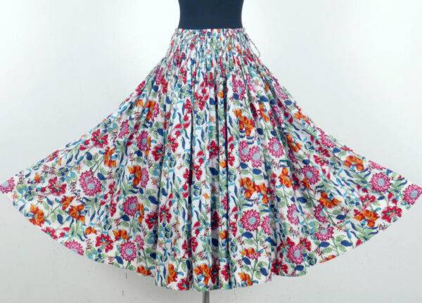 schwingende Rock aus der JOYVITA-Kollektion: bunte Blumen auf Weiß